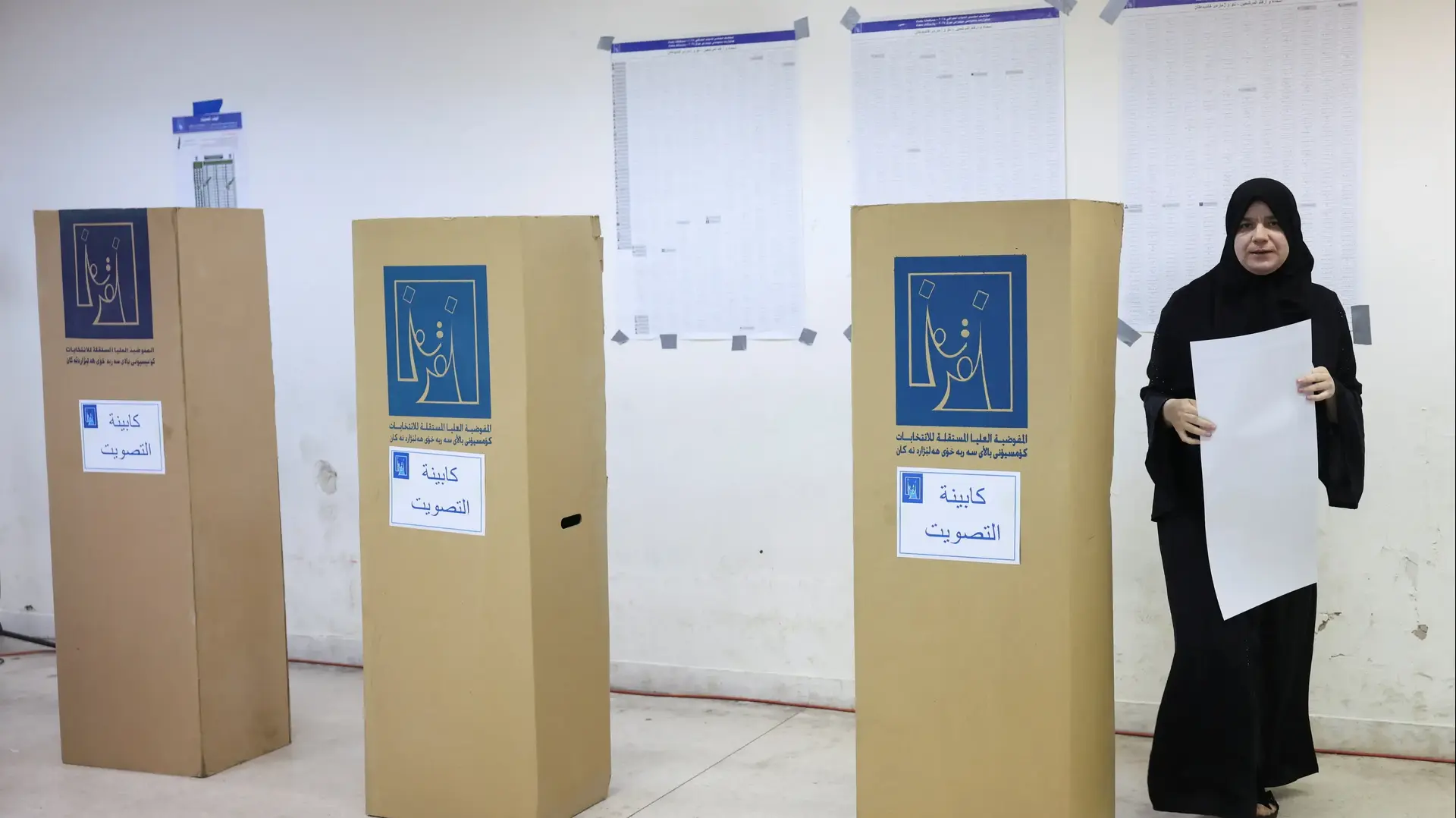 אישה מצביעה בקלפי בבגדאד, עיראק, 11 בנובמבר 2025 אישה מצביעה בקלפי בבגדאד, עיראק, 11 בנובמבר 2025