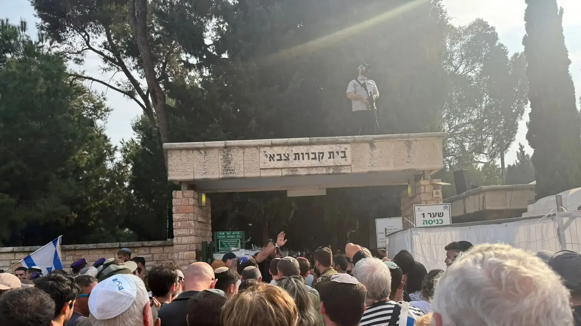 הלוויתו של הדר גולדין בבית העלמין הצבאי כפר סבא. 11 בנובמבר 2025 הלוויתו של הדר גולדין בבית העלמין הצבאי כפר סבא. 11 בנובמבר 2025