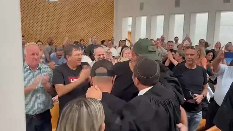 לוחמי כוח 100 מתקבלים במחיאות כפיים וקריאות ״אנחנו אוהבים אתכם״ ו״כולנו כוח 100״ בכניסתם לאולם לוחמי כוח 100 מתקבלים במחיאות כפיים וקריאות ״אנחנו אוהבים אתכם״ ו״כולנו כוח 100״ בכניסתם לאולם