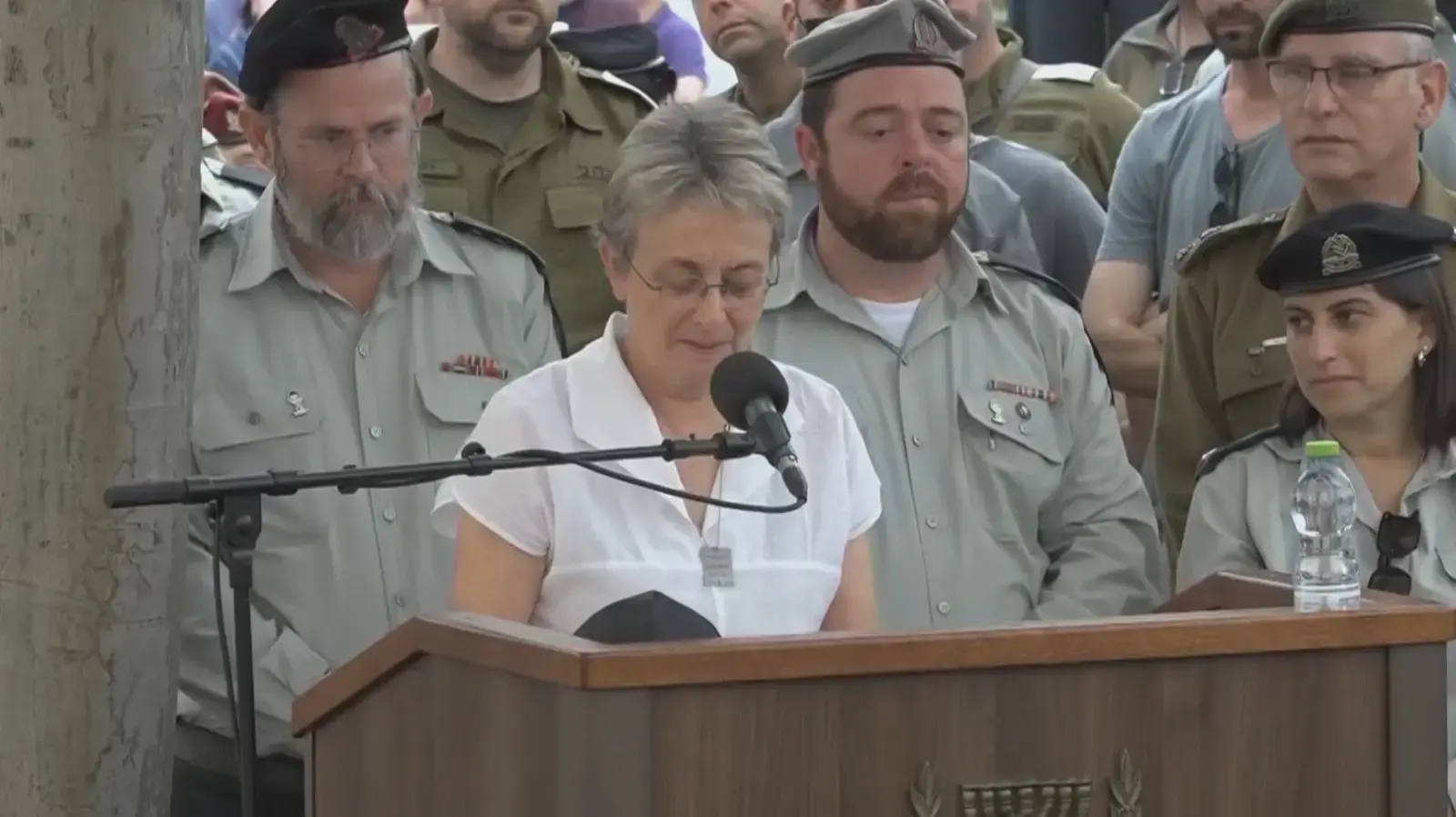 אמו של הדר גולדין בהלוויתו, בית העלמין כפר סבא. 11 בנובמבר 2025 אמו של הדר גולדין בהלוויתו, בית העלמין כפר סבא. 11 בנובמבר 2025
