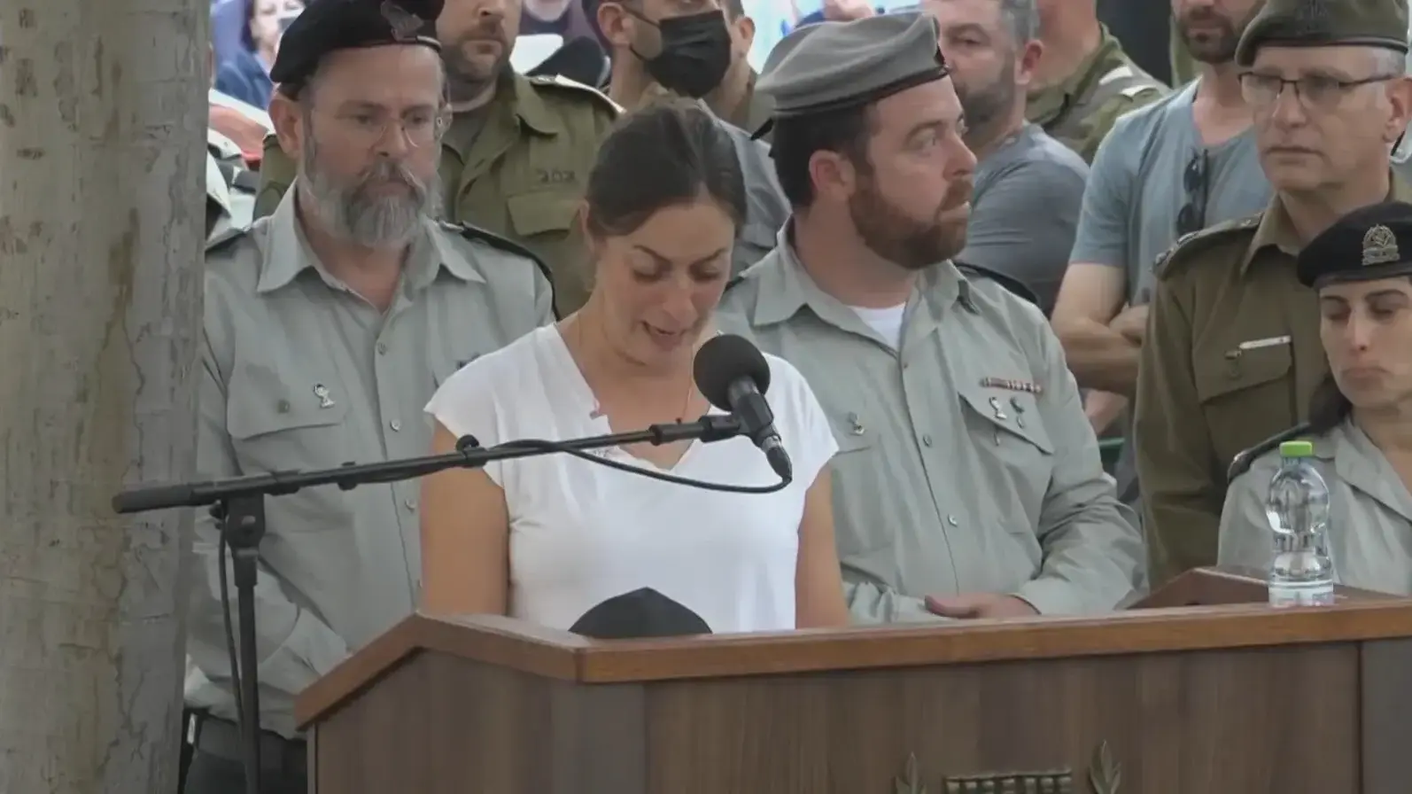 איילת אחותו של הדר גולדין בהלוויתו, בית העלמין כפר סבא. 11 בנובמבר 2025 איילת אחותו של הדר גולדין בהלוויתו, בית העלמין כפר סבא. 11 בנובמבר 2025