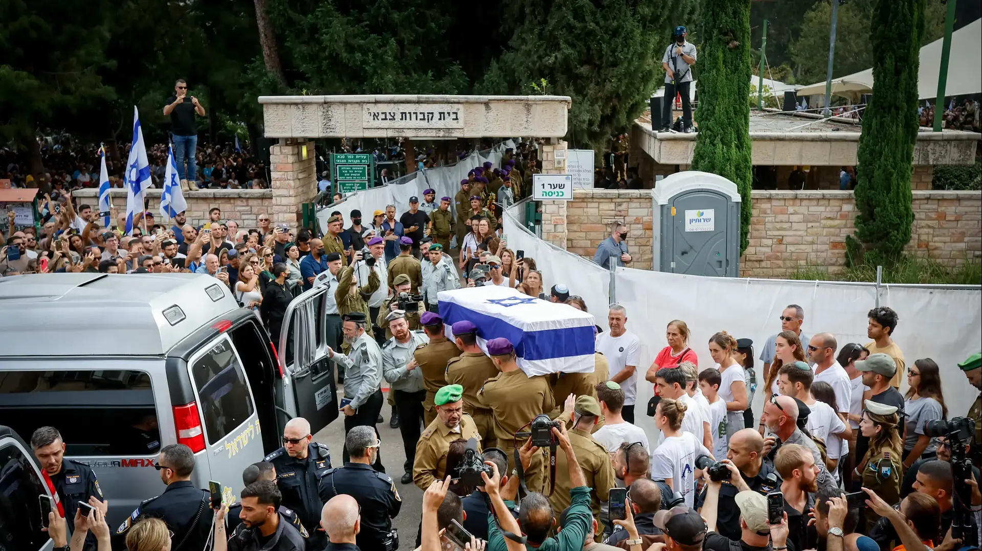 הלוויתו של הדר גולדין בבית העלמין הצבאי כפר סבא. 11 בנובמבר 2025 הלוויתו של הדר גולדין בבית העלמין הצבאי כפר סבא. 11 בנובמבר 2025