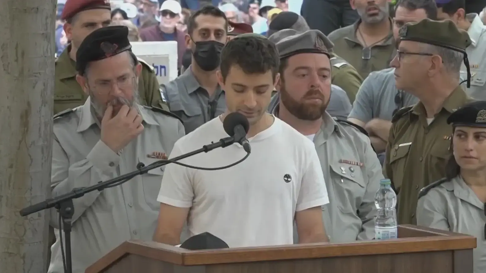 אחיו של הדר גולדין בהלוויתו, בית העלמין כפר סבא. 11 בנובמבר 2025 אחיו של הדר גולדין בהלוויתו, בית העלמין כפר סבא. 11 בנובמבר 2025
