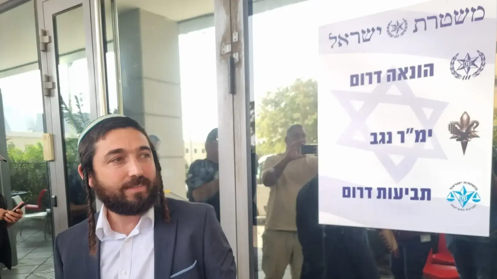 ח"כ צבי סוכות הגיע לחקירה בפרשת שדה תימן, משרדי יחידת הונאה דרום, באר שבע. 11 בנובמבר 2025 ח"כ צבי סוכות הגיע לחקירה בפרשת שדה תימן, משרדי יחידת הונאה דרום, באר שבע. 11 בנובמבר 2025