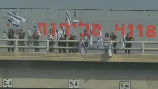 אזרחים מביעים תמיכה במשפחת גולדין בשיירה לבית העלמין אזרחים מביעים תמיכה במשפחת גולדין בשיירה לבית העלמין