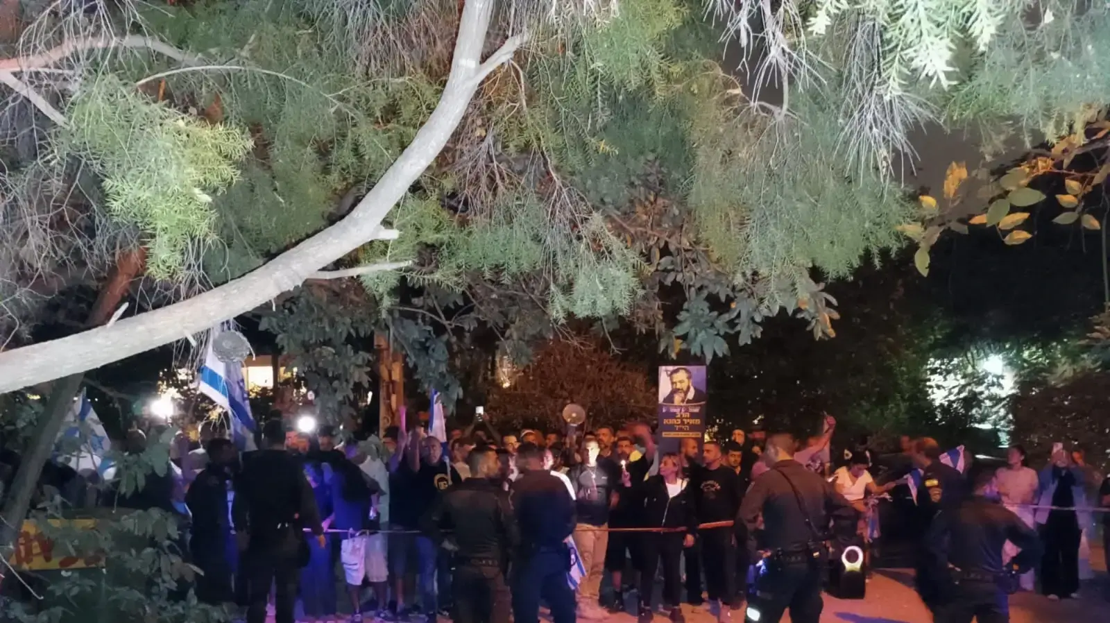 הפגנה במהלך נאומו של איימן עודה בחוג בית, פרדס חנה, 11 בנובמבר 2025 הפגנה במהלך נאומו של איימן עודה בחוג בית, פרדס חנה, 11 בנובמבר 2025
