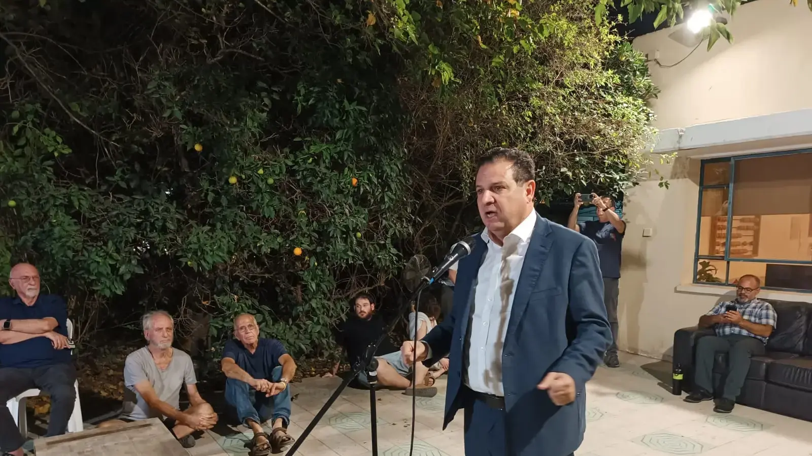 הפגנה במהלך נאומו של איימן עודה בחוג בית, פרדס חנה, 11 בנובמבר 2025 הפגנה במהלך נאומו של איימן עודה בחוג בית, פרדס חנה, 11 בנובמבר 2025