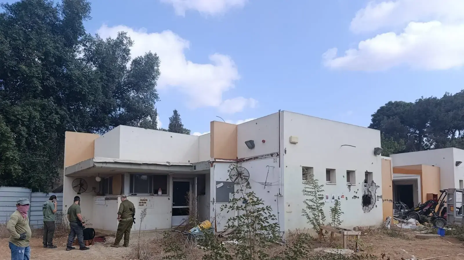 נשקים ומכשירי קשר של מחבלי חמאס אותרו בגן ילדים בקיבוץ בארי, 12 בנובמבר 2025 נשקים ומכשירי קשר של מחבלי חמאס אותרו בגן ילדים בקיבוץ בארי, 12 בנובמבר 2025