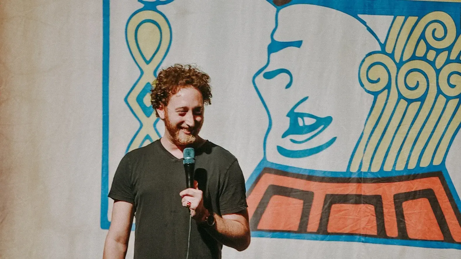 הסטנדאפיסט יונתן ברק בהופעה הסטנדאפיסט יונתן ברק בהופעה