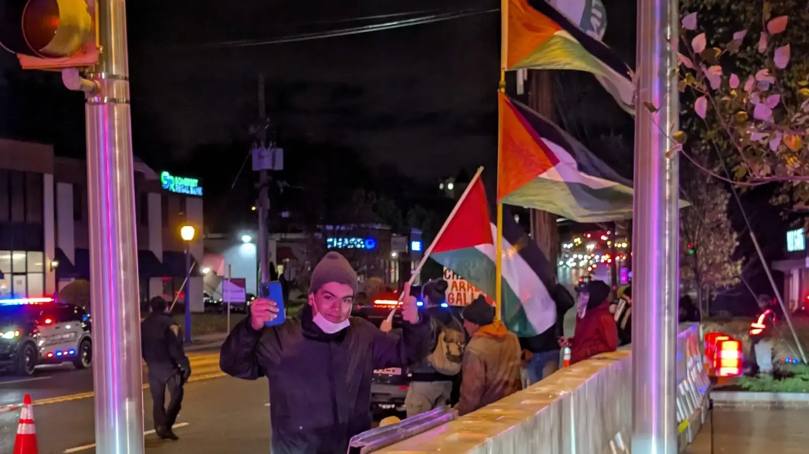 הגנה פרו פלסטינית מחוץ לבית כנסת בניו ג'רזי, בה נכח יואב גלנט, 11 בנובמבר 2025 הגנה פרו פלסטינית מחוץ לבית כנסת בניו ג'רזי, בה נכח יואב גלנט, 11 בנובמבר 2025