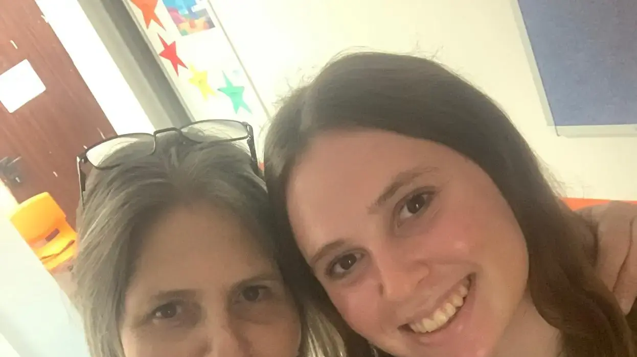 עטרה יפה דלפן עם רכזות השירות שלה עטרה יפה דלפן עם רכזות השירות שלה