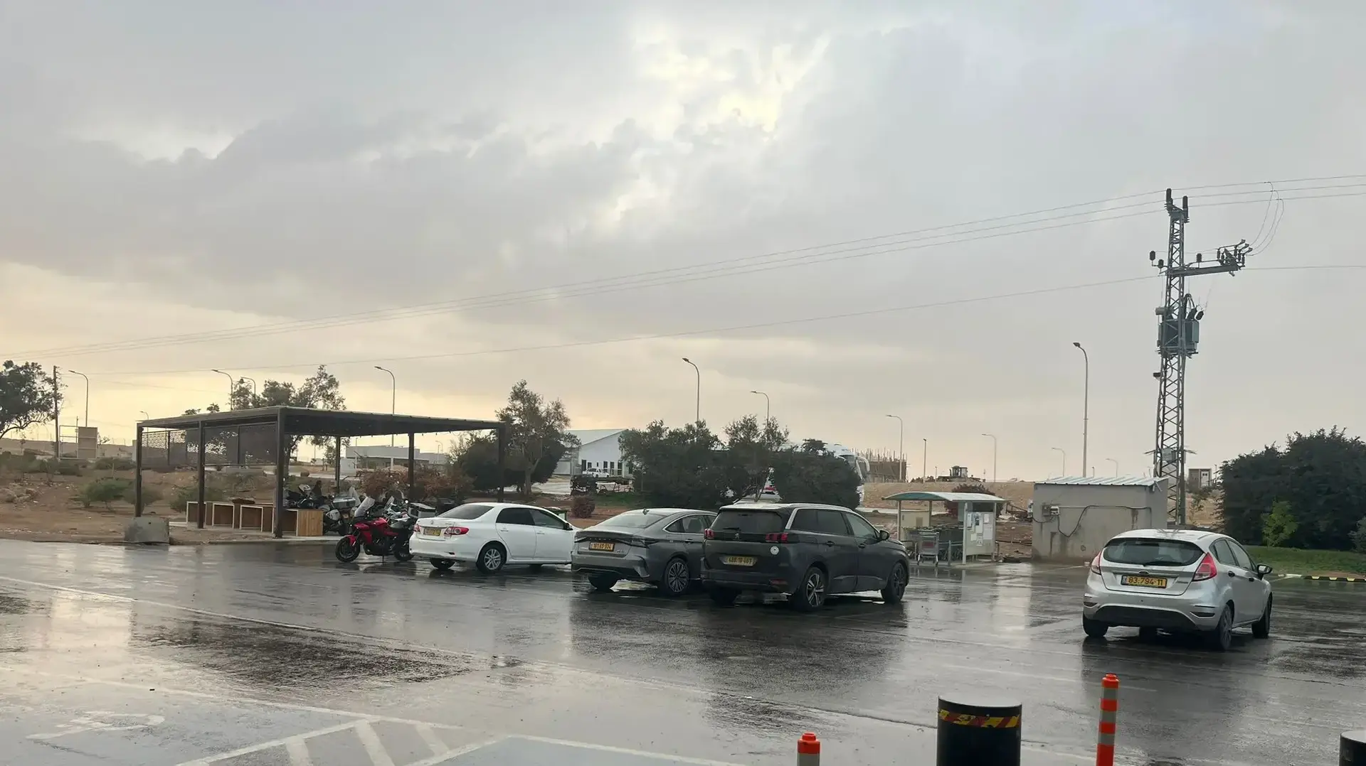 גשם באזור בעין יהב שבערבה התיכונה. 13 בנובמבר 2025 גשם באזור בעין יהב שבערבה התיכונה. 13 בנובמבר 2025