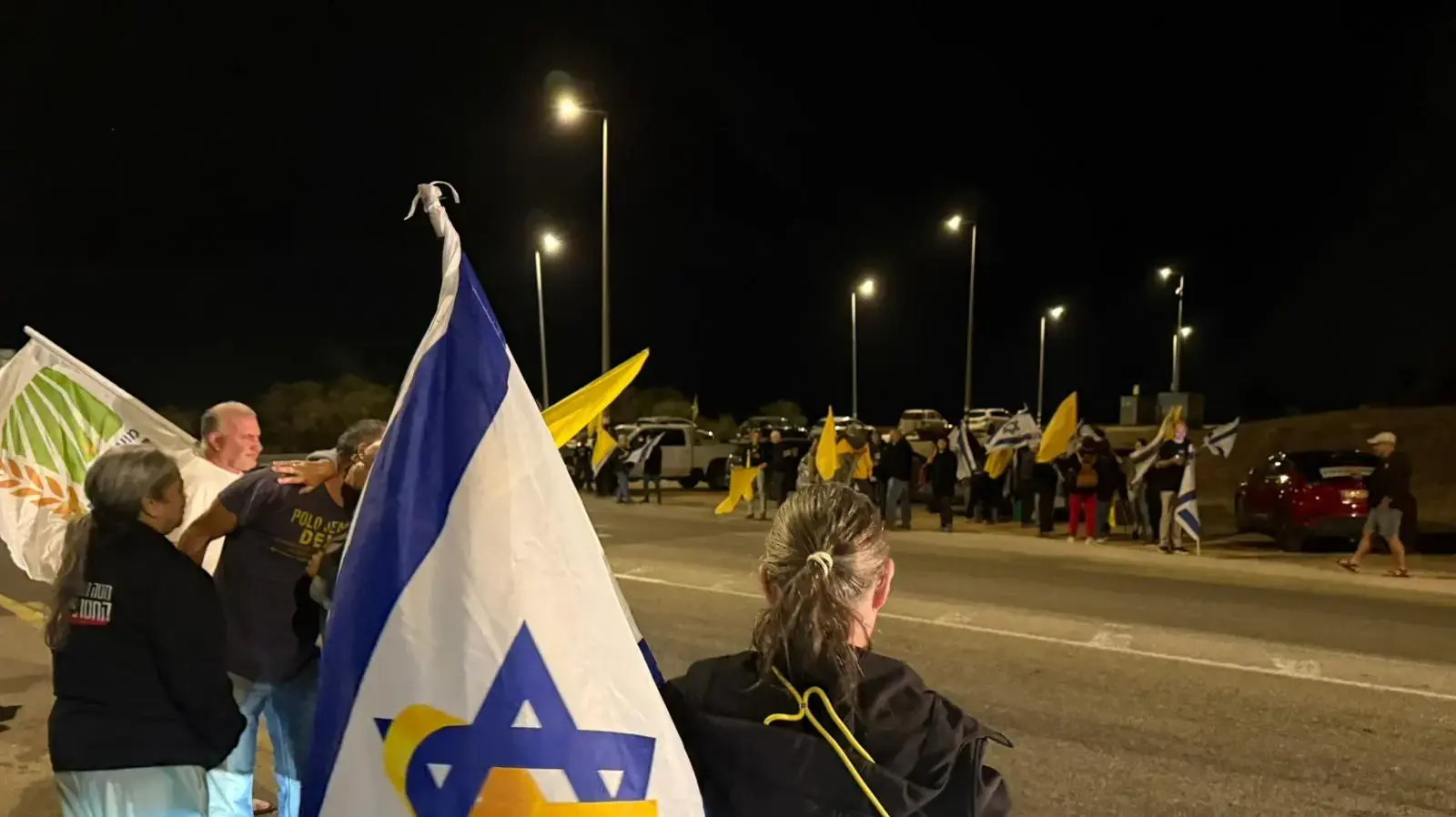 צומת גמא מחכים לחלל החטוף בשיירת דגלים צומת גמא מחכים לחלל החטוף בשיירת דגלים