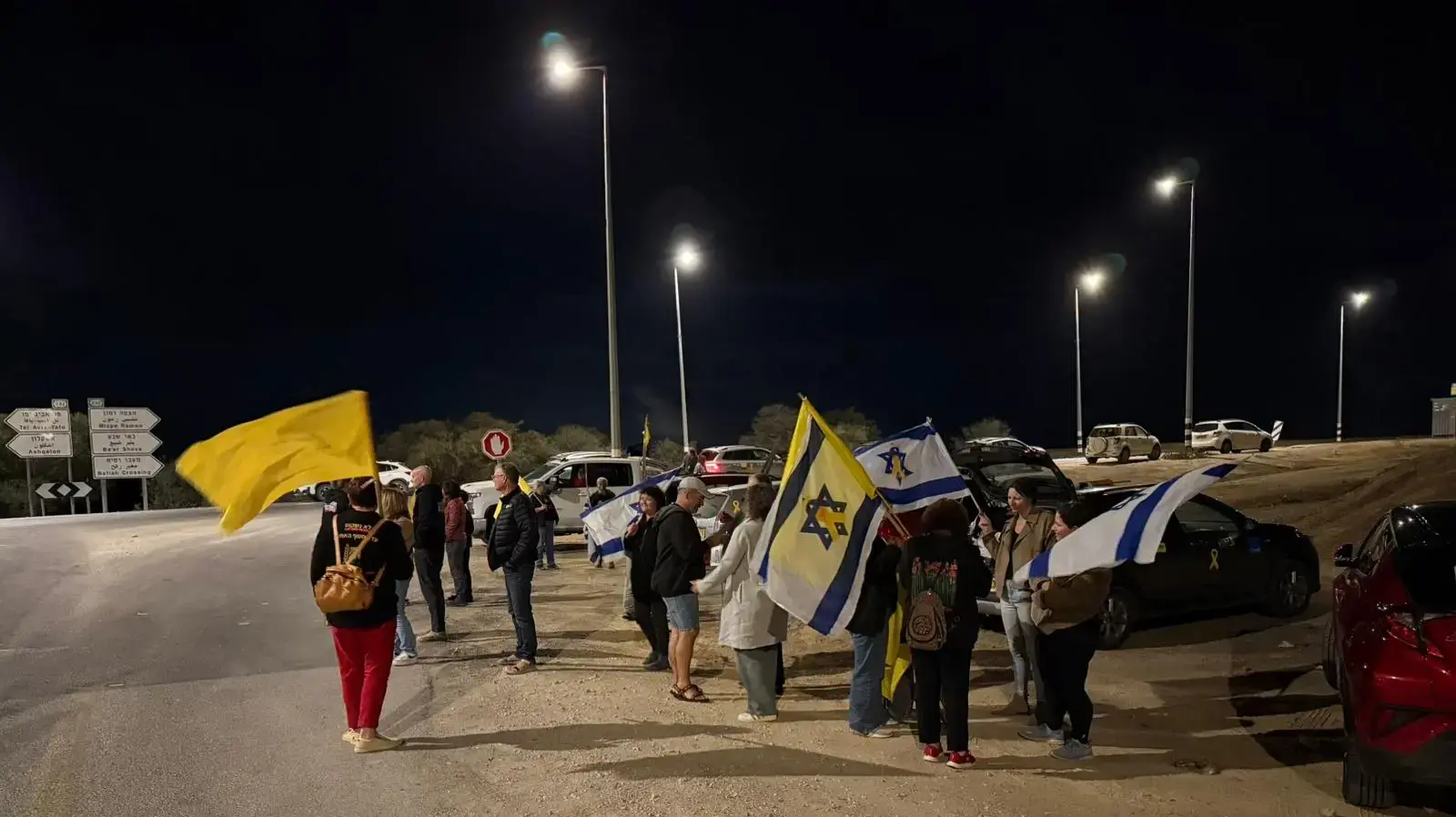 צומת גמא מחכים לחלל החטוף בשיירת דגלים צומת גמא מחכים לחלל החטוף בשיירת דגלים