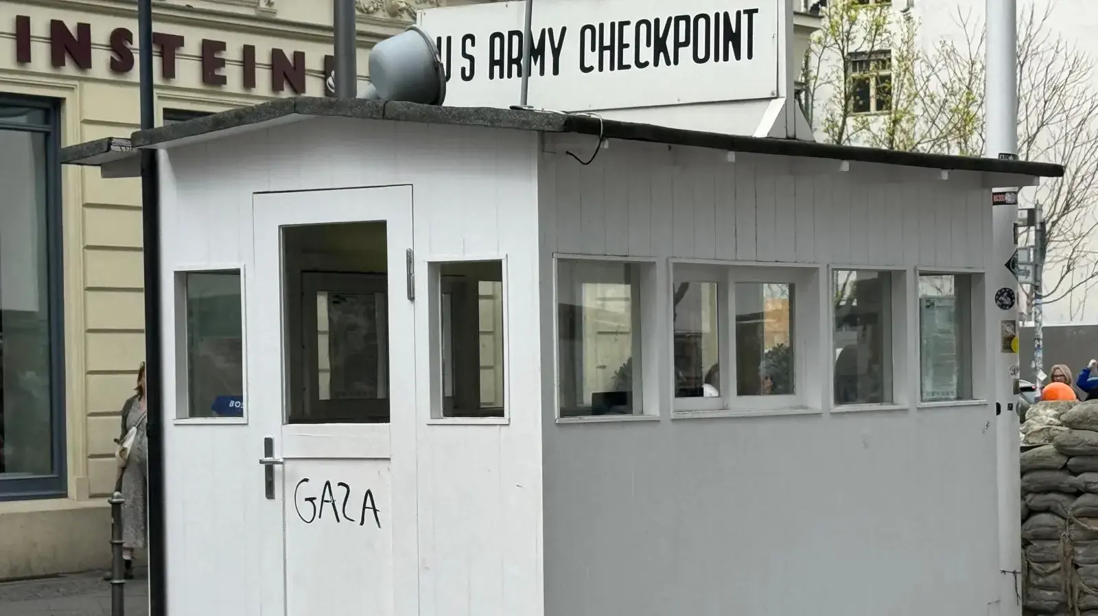 הכיתוב ״עזה״ על צ׳ק פוינט צ׳רלי בברלין. הכיתוב ״עזה״ על צ׳ק פוינט צ׳רלי בברלין.