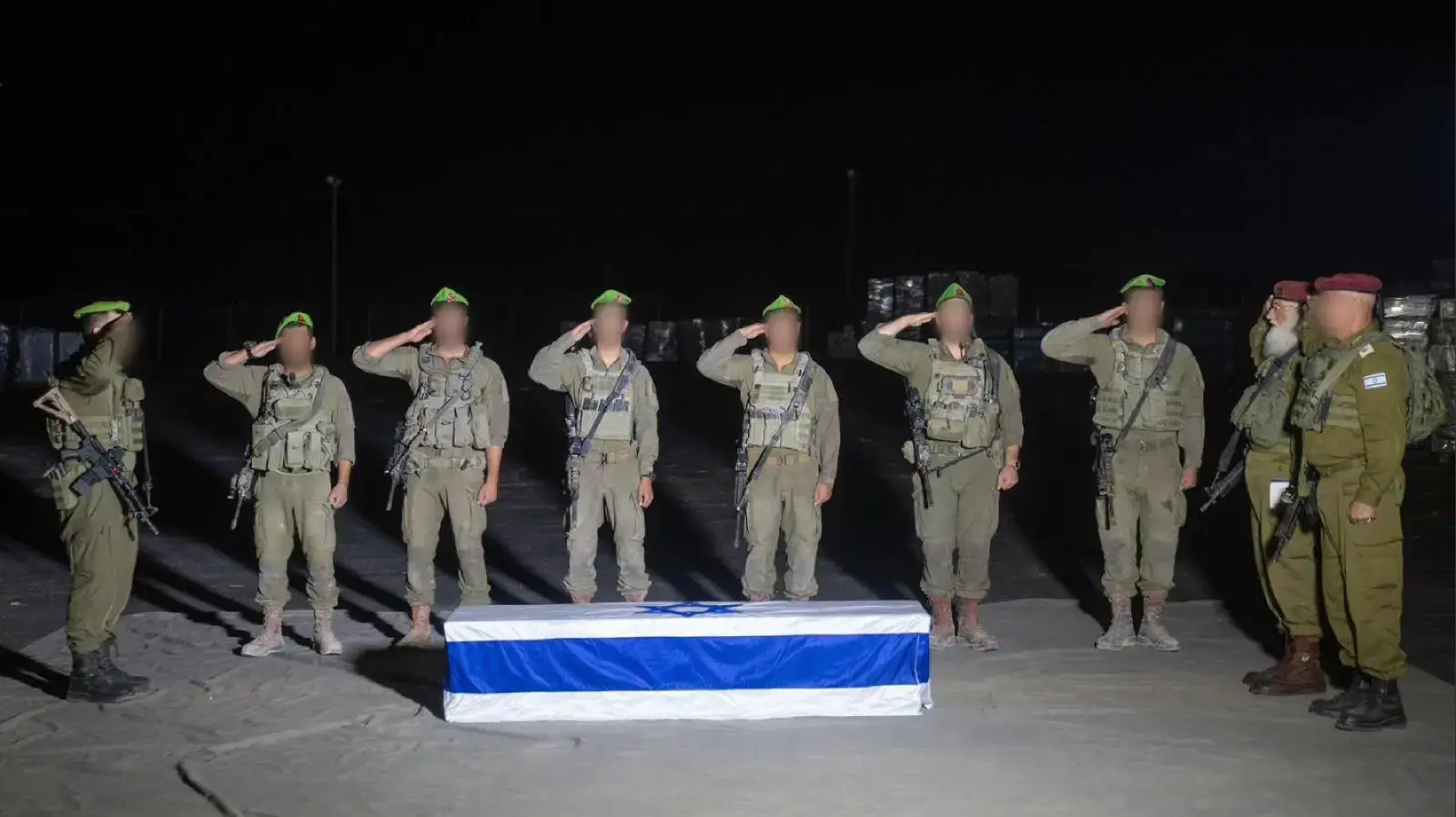 חיילי צה"ל בקבלת ארונו של מני גודארד חיילי צה"ל בקבלת ארונו של מני גודארד