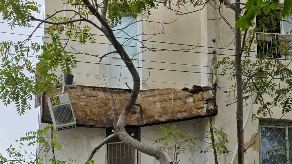 מרפסת קרסה ברחוב גרוזנברג בתל אביב, 14 בנובמבר 2025 מרפסת קרסה ברחוב גרוזנברג בתל אביב, 14 בנובמבר 2025