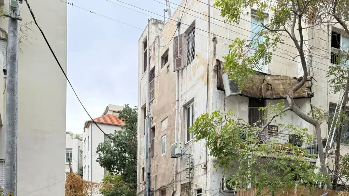 מרפסת קרסה ברחוב גרוזנברג בתל אביב, 14 בנובמבר 2025 מרפסת קרסה ברחוב גרוזנברג בתל אביב, 14 בנובמבר 2025