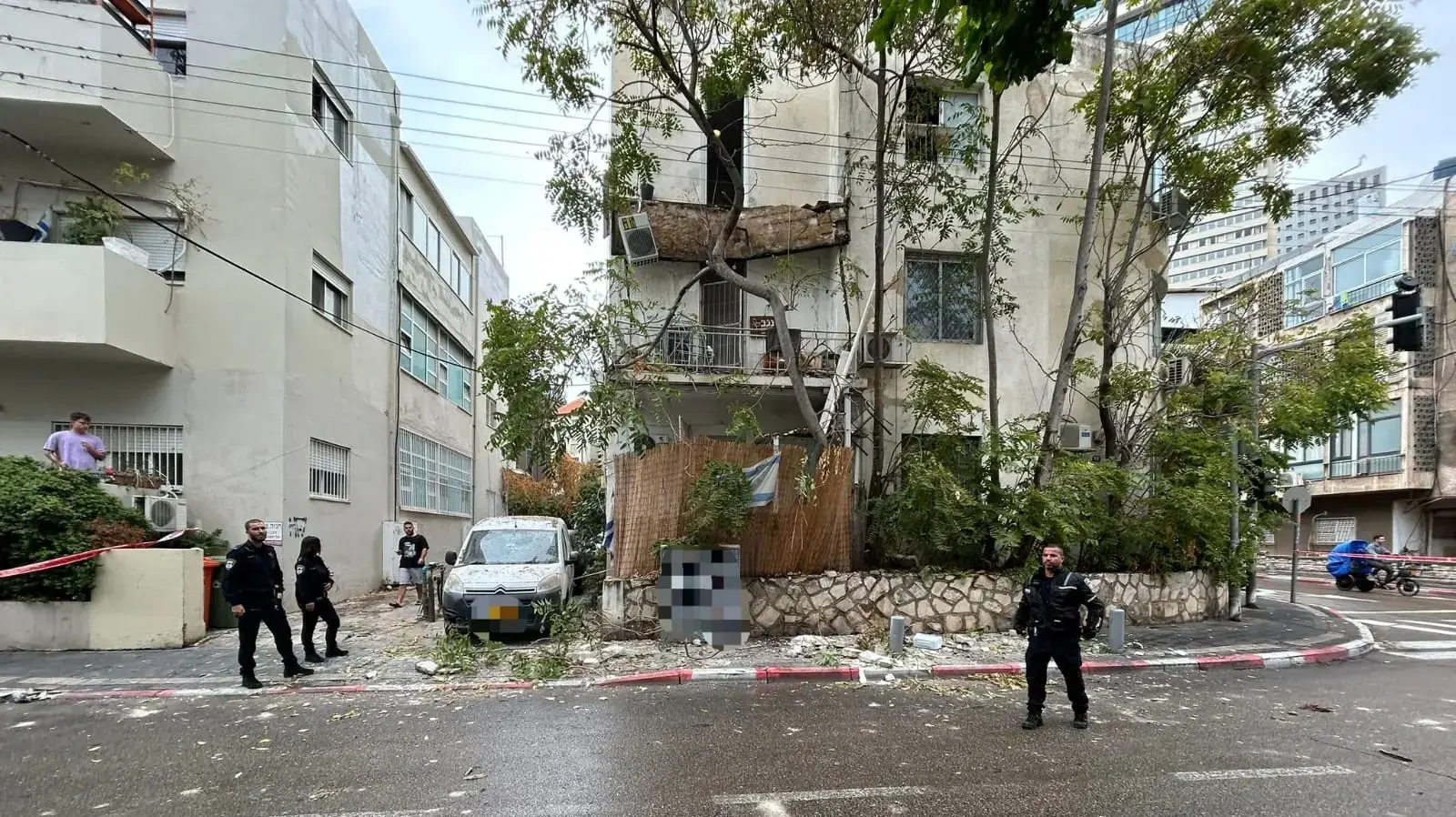 מרפסת קרסה ברחוב גרוזנברג בתל אביב, 14 בנובמבר 2025 מרפסת קרסה ברחוב גרוזנברג בתל אביב, 14 בנובמבר 2025