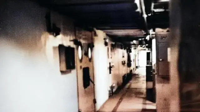 תמונות מתוך הסדרה "ואנונו" שצולמו במתקן הסודי בכור בדימונה תמונות מתוך הסדרה "ואנונו" שצולמו במתקן הסודי בכור בדימונה