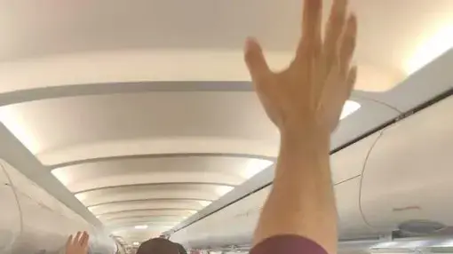 פלסטינים תקועים במטוס שנחת ביוהנסבורג, דרום אפריקה, 13 בנובמבר 2025