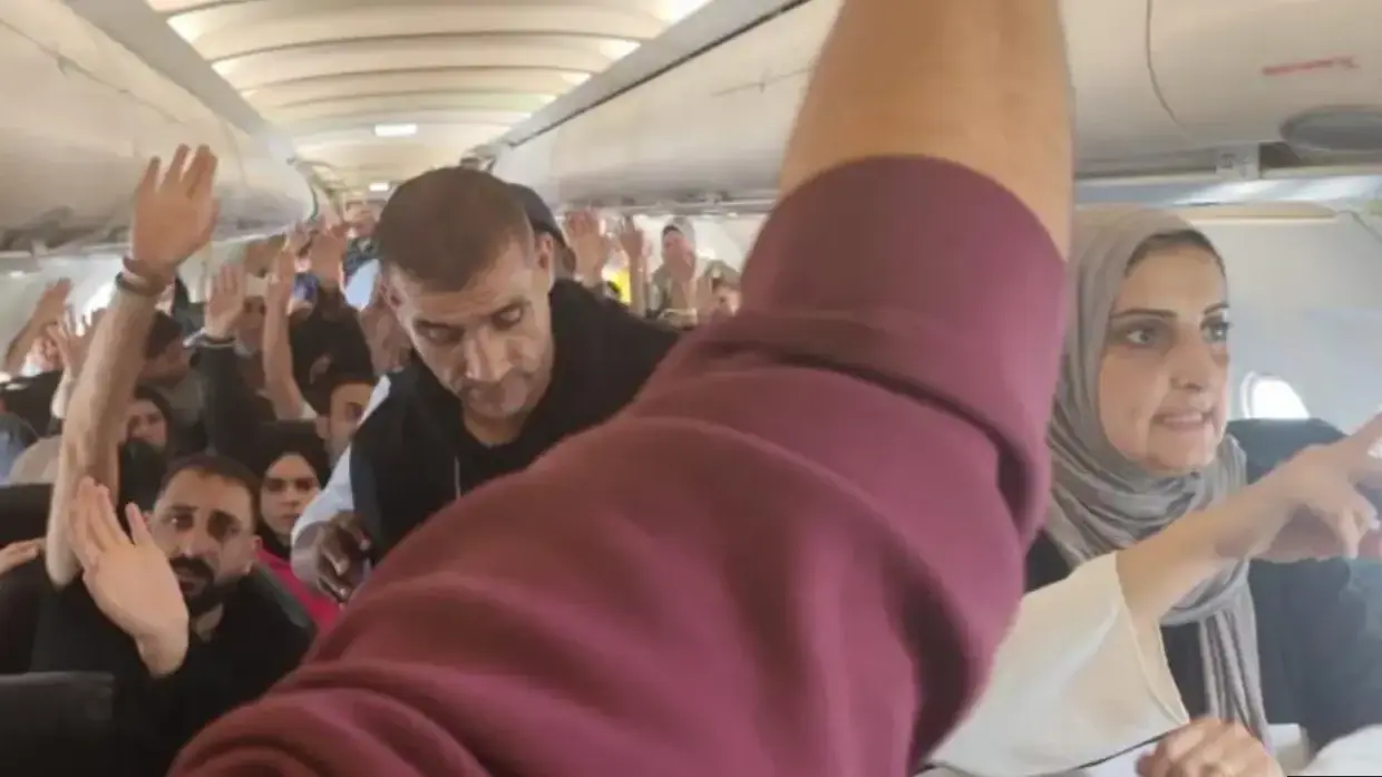 פלסטינים תקועים במטוס שנחת ביוהנסבורג, דרום אפריקה, 13 בנובמבר 2025 פלסטינים תקועים במטוס שנחת ביוהנסבורג, דרום אפריקה, 13 בנובמבר 2025