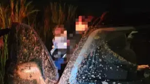חילוץ אנשים ששקעו עם רכבםמנחל הירקון חילוץ אנשים ששקעו עם רכבםמנחל הירקון