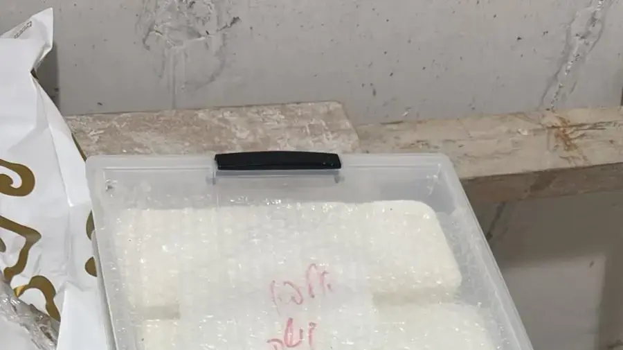 פשיטה על מעבדת סמים פשיטה על מעבדת סמים