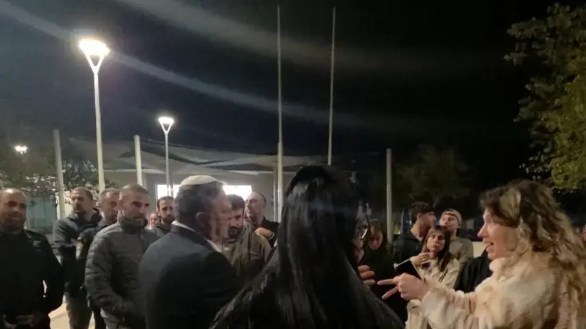 השר לביטחון לאומי, איתמר בן גביר, נפגש עם תושבי כרמית לאחר הירי ליישוב, 17 בנובמבר 2025 השר לביטחון לאומי, איתמר בן גביר, נפגש עם תושבי כרמית לאחר הירי ליישוב, 17 בנובמבר 2025