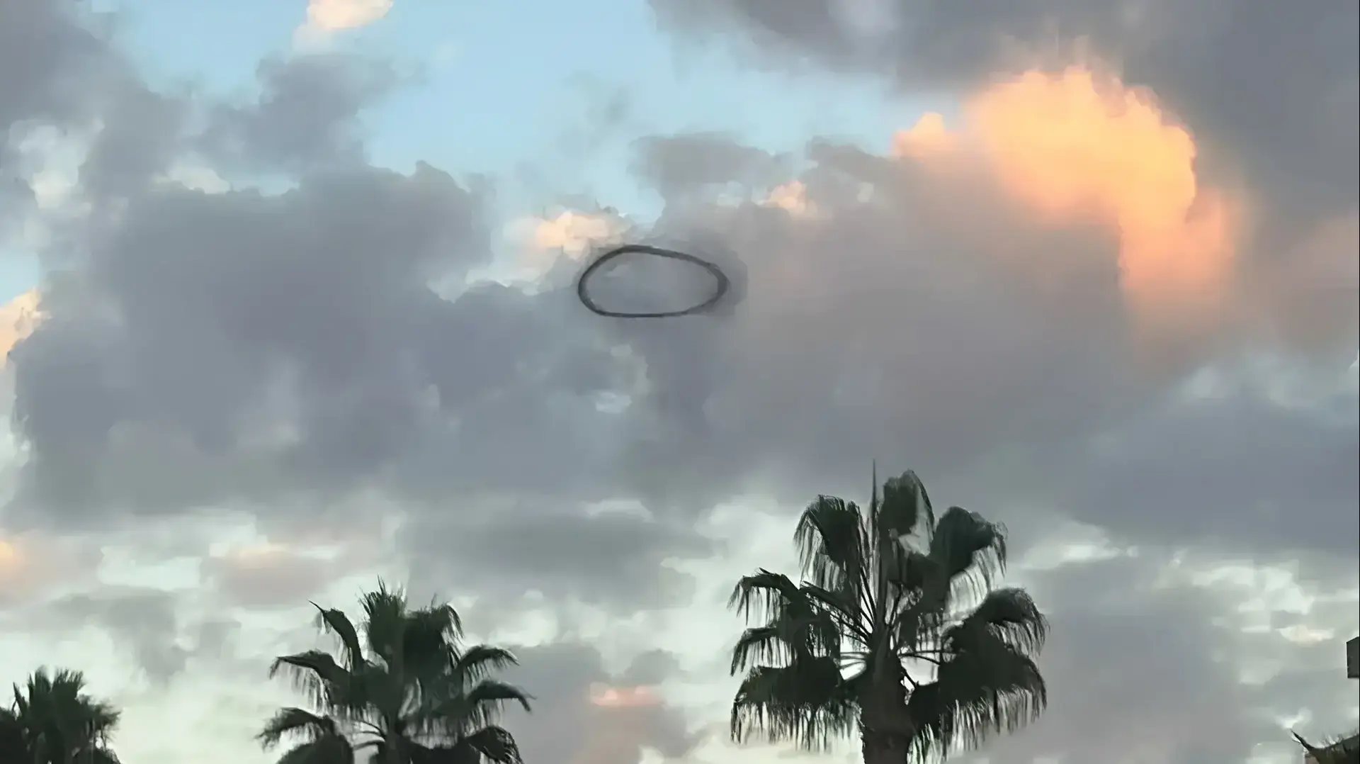 טבעת עשן שחור מעל דיסנילנד