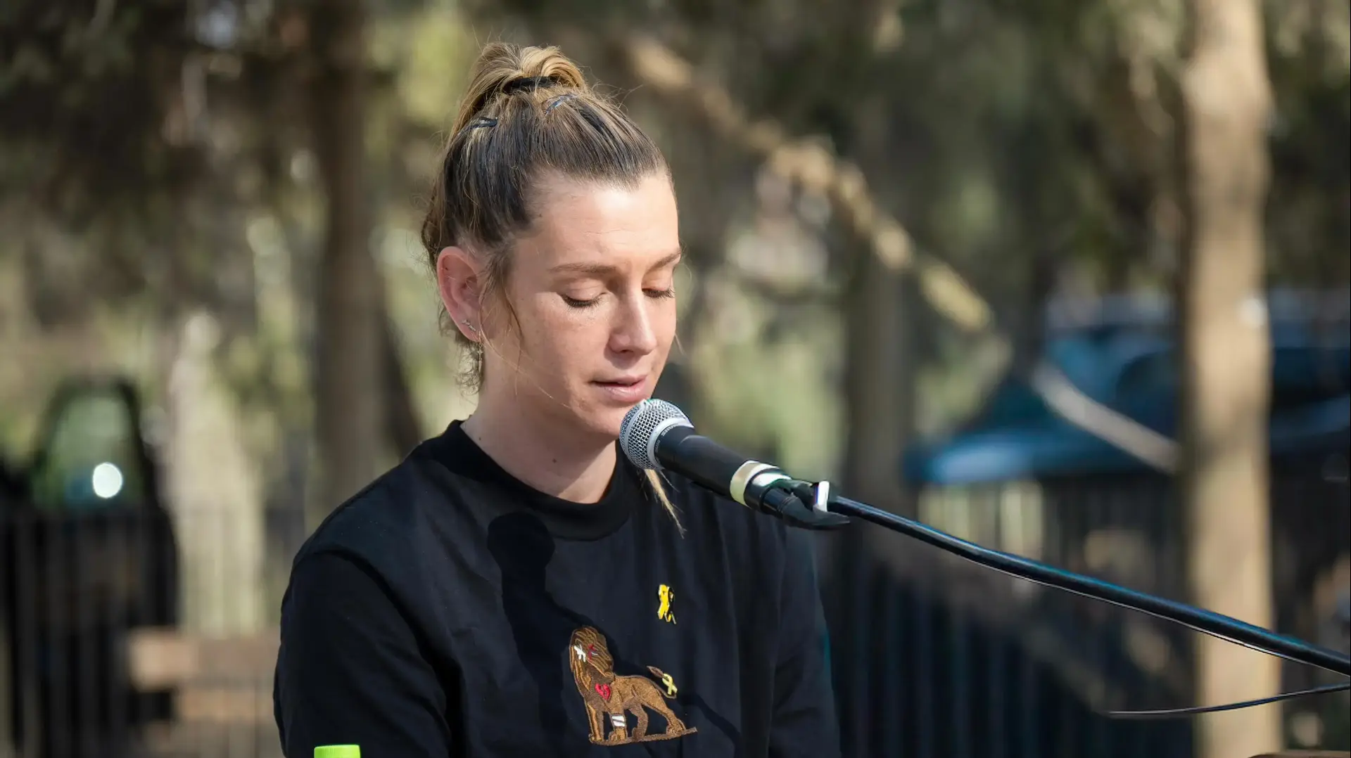 בר גודארד, בתו של מני גודארד ז"ל בהלוויתו, בית העלמין בקיבוץ בארי, 17 בנובמבר 2025 בר גודארד, בתו של מני גודארד ז"ל בהלוויתו, בית העלמין בקיבוץ בארי, 17 בנובמבר 2025