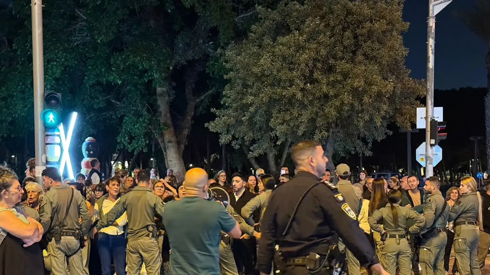 תושבי קריית שלום בתל אביב חוסמים את הכביש הראשי בשכונה תושבי קריית שלום בתל אביב חוסמים את הכביש הראשי בשכונה