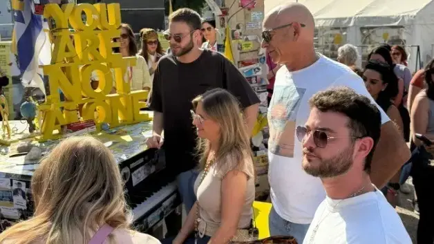 שורד השבי אלון אהל הגיע לראשונה לכיכר החטופים, וניגן על הפסנתר שהוצב למענו בכיכר את ״שיר ללא שם״ שורד השבי אלון אהל הגיע לראשונה לכיכר החטופים, וניגן על הפסנתר שהוצב למענו בכיכר את ״שיר ללא שם״