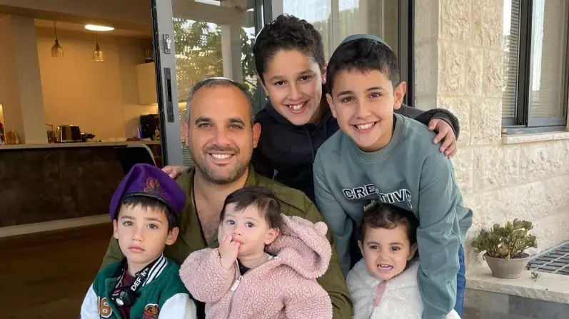 אהרון מרואני ומשפחתו בביתם בקריית ארבע אהרון מרואני ומשפחתו בביתם בקריית ארבע