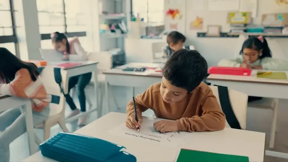 ילדים נבחנים בכיתה ילדים נבחנים בכיתה