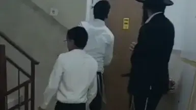 מפגינים חרדים מול ביתו של ח"כ מש"ס מפגינים חרדים מול ביתו של ח"כ מש"ס