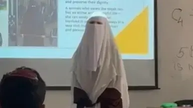 הסטודנטית חלא עודה לובשת ניקאב במהלך הרצאה באוניברסיטת בר אילן