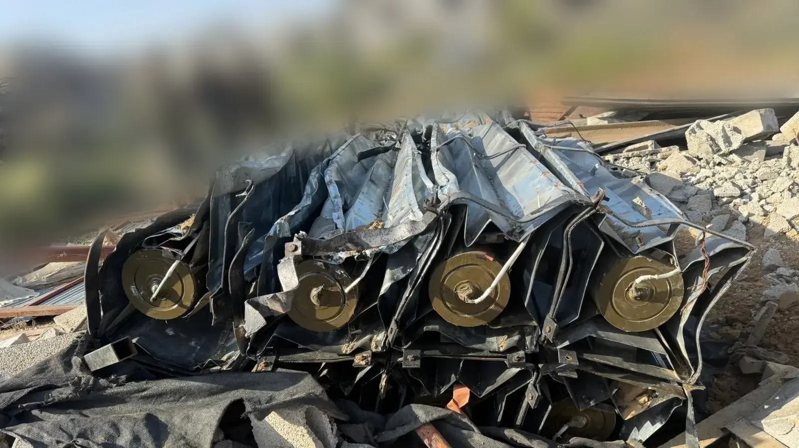 אותר משגר בעל שמונה קני שיגור עם ארבע רקטות ומכוון לעבר שטח ישראל אותר משגר בעל שמונה קני שיגור עם ארבע רקטות ומכוון לעבר שטח ישראל