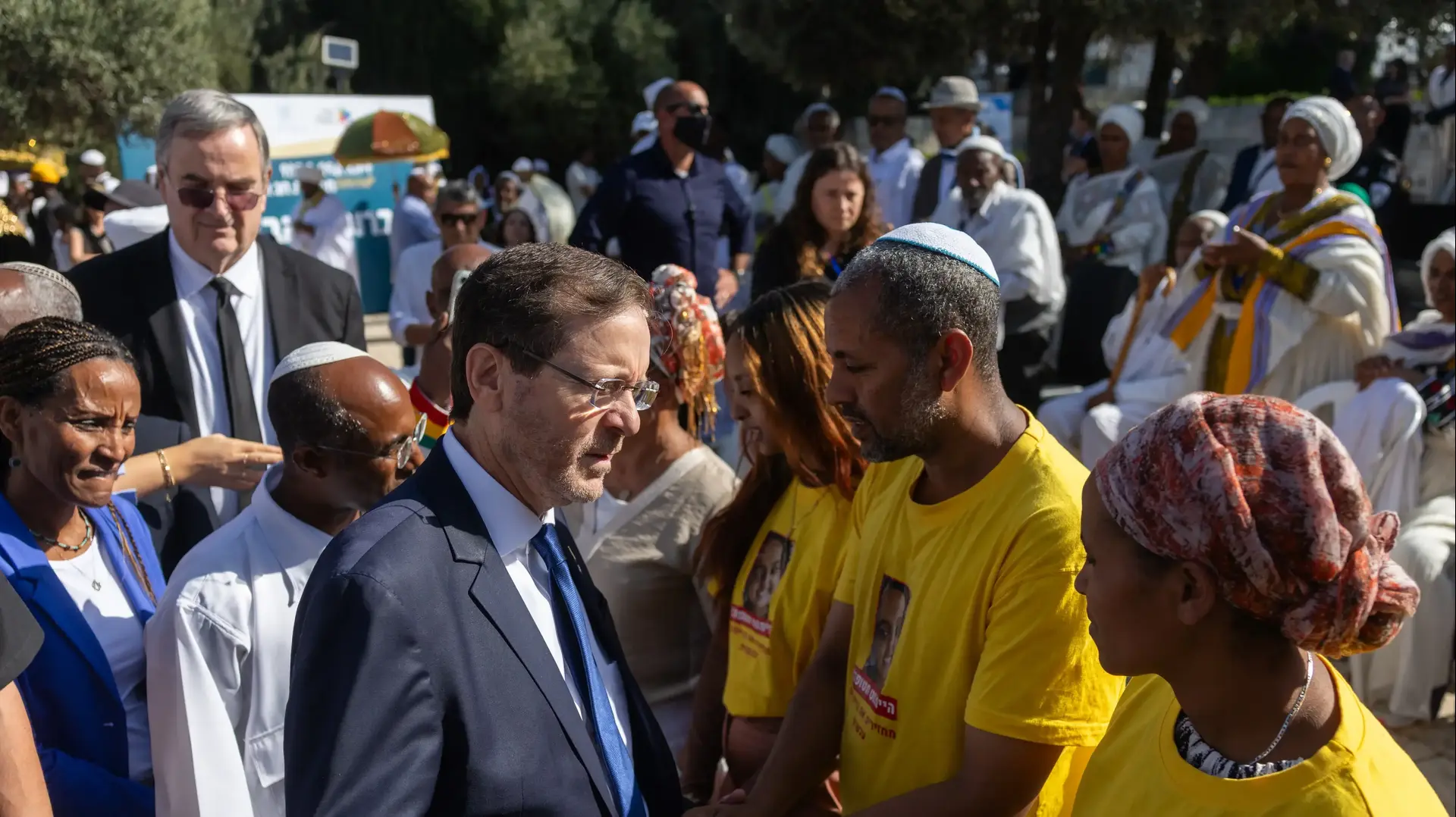 נשיא המדינה יצחק הרצוג עם בני משפחתה של היימנוט קסאו, חגיגות הסיגד, טיילת ארמון הנציב, 20 בנובמבר 2025 נשיא המדינה יצחק הרצוג עם בני משפחתה של היימנוט קסאו, חגיגות הסיגד, טיילת ארמון הנציב, 20 בנובמבר 2025