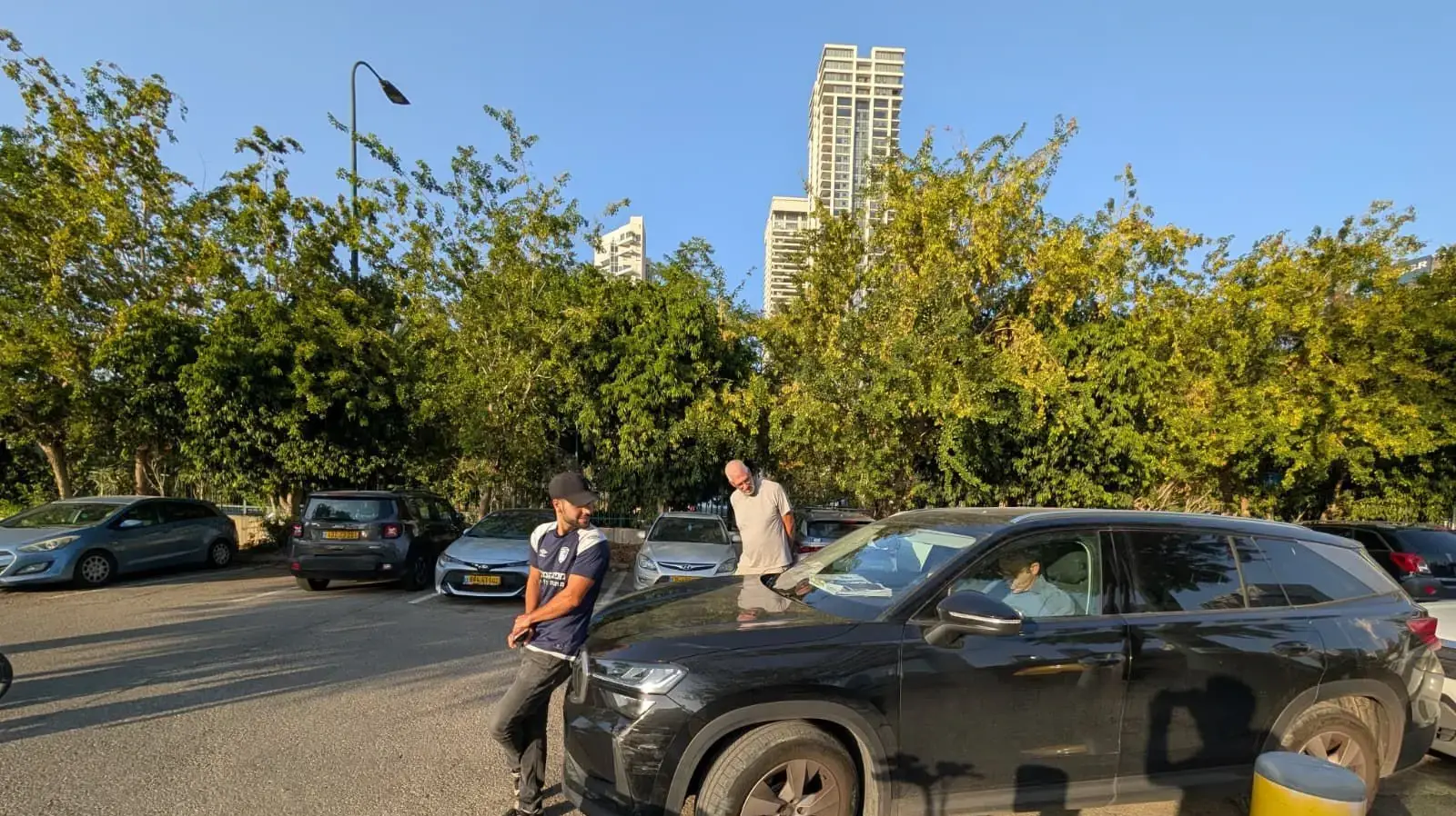 פעיל הימין מרדכי דוד חוסם את רכבו של חה״כ גלעד קריב פעיל הימין מרדכי דוד חוסם את רכבו של חה״כ גלעד קריב