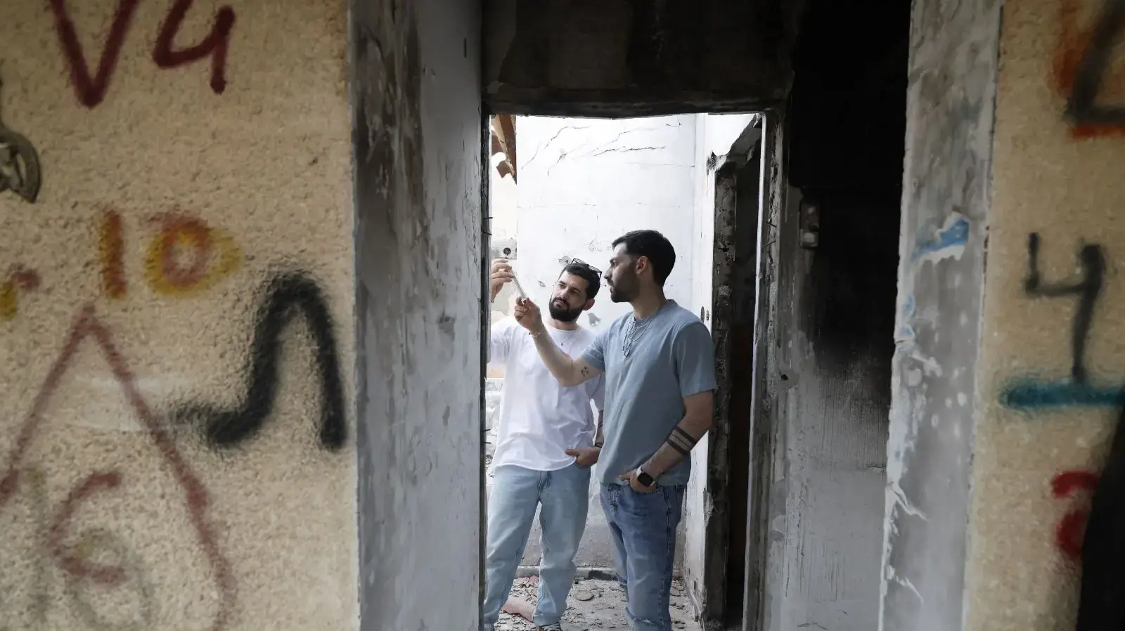 שורדי השבי גלי וזיו ברמן לוקחים את המזוזה מהבית השרוף ממנו נחטפו בקיבוץ כפר עזה