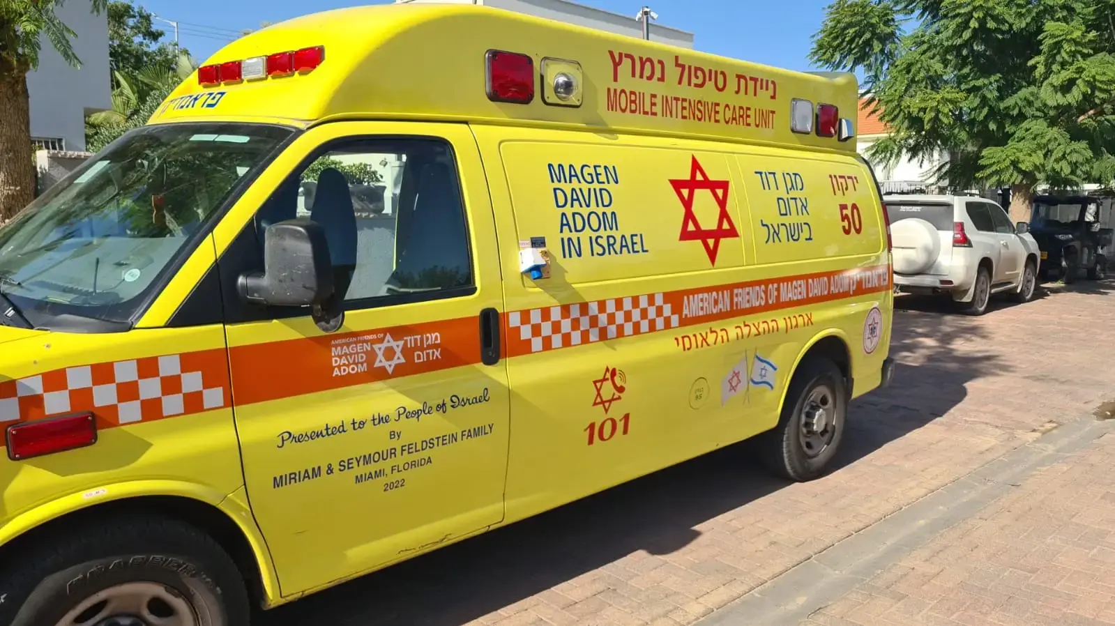 גבר נהרג מקריסת עץ בשרון במהלך גיזום
