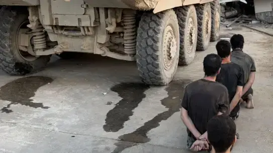 מחבלים שנתפסו מחוץ למנהרה ברפיח על ידי כוחות צה"ל מחבלים שנתפסו מחוץ למנהרה ברפיח על ידי כוחות צה"ל