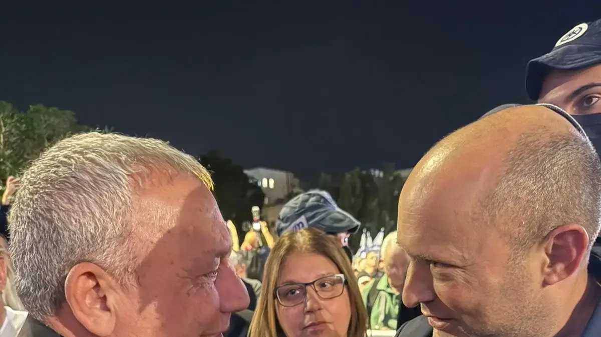 נפתלי בנט,גדי איזנקוט, הפגנה בקריאה לוועדת חקירה ממלכתית , כיכר הבימה, 22 בנובמבר 2025 נפתלי בנט,גדי איזנקוט, הפגנה בקריאה לוועדת חקירה ממלכתית , כיכר הבימה, 22 בנובמבר 2025