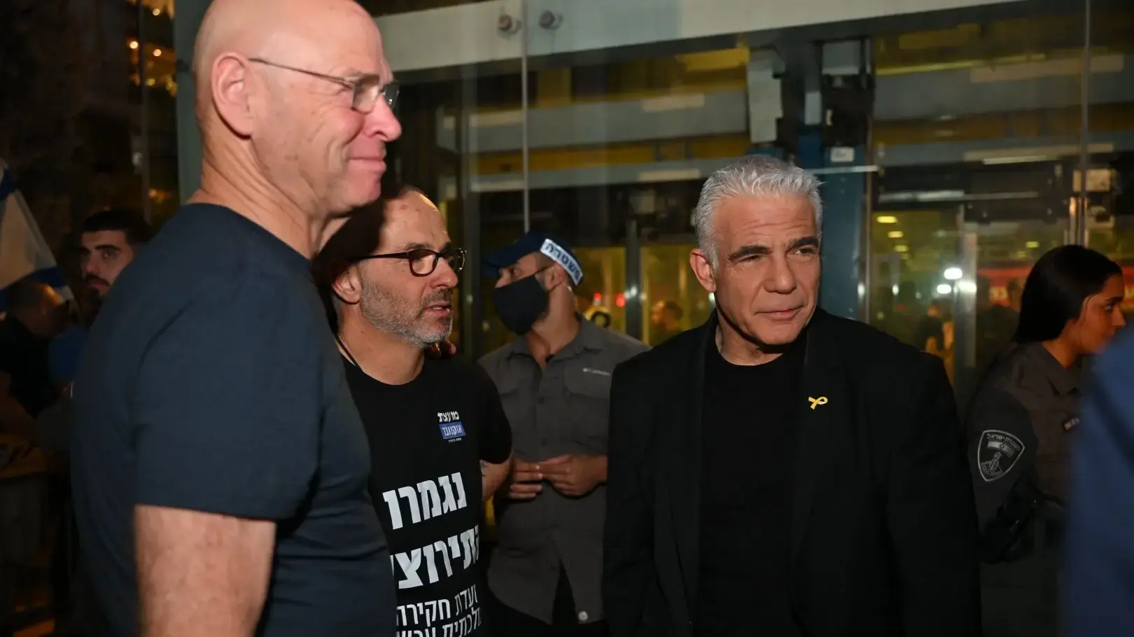 יאיר לפיד, נעם תיבון, הפגנה בקריאה לוועדת חקירה ממלכתית , כיכר הבימה, 22 בנובמבר 2025 יאיר לפיד, נעם תיבון, הפגנה בקריאה לוועדת חקירה ממלכתית , כיכר הבימה, 22 בנובמבר 2025