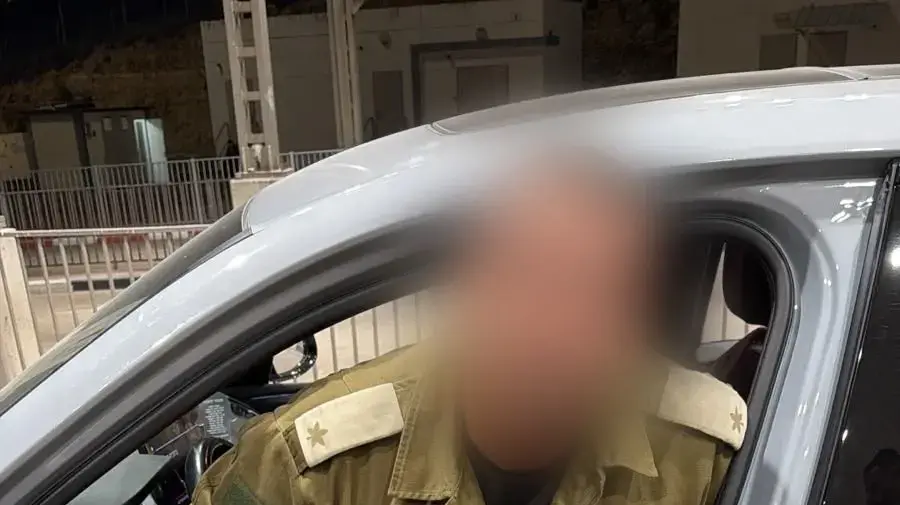 אדם לבוש במדי צה״ל בדרגת רב-סרן, הסיע שני חשודים תושבי שטחים ללא אישורים אדם לבוש במדי צה״ל בדרגת רב-סרן, הסיע שני חשודים תושבי שטחים ללא אישורים