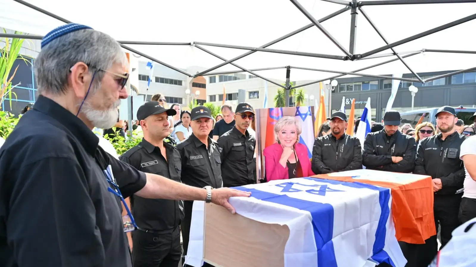 הצבת ארונה של ראש העיר מרים פיירברג-איכר, אצטדיון נתניה, 23 בנובמבר 2025 הצבת ארונה של ראש העיר מרים פיירברג-איכר, אצטדיון נתניה, 23 בנובמבר 2025