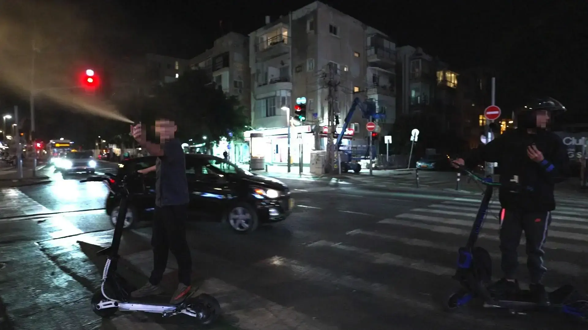 פעיל במחאות למען הקמת ועדת חקירה ממלכתית הותקף על ידי בני נוער בתל אביב, 22 בנובמבר 2025 פעיל במחאות למען הקמת ועדת חקירה ממלכתית הותקף על ידי בני נוער בתל אביב, 22 בנובמבר 2025