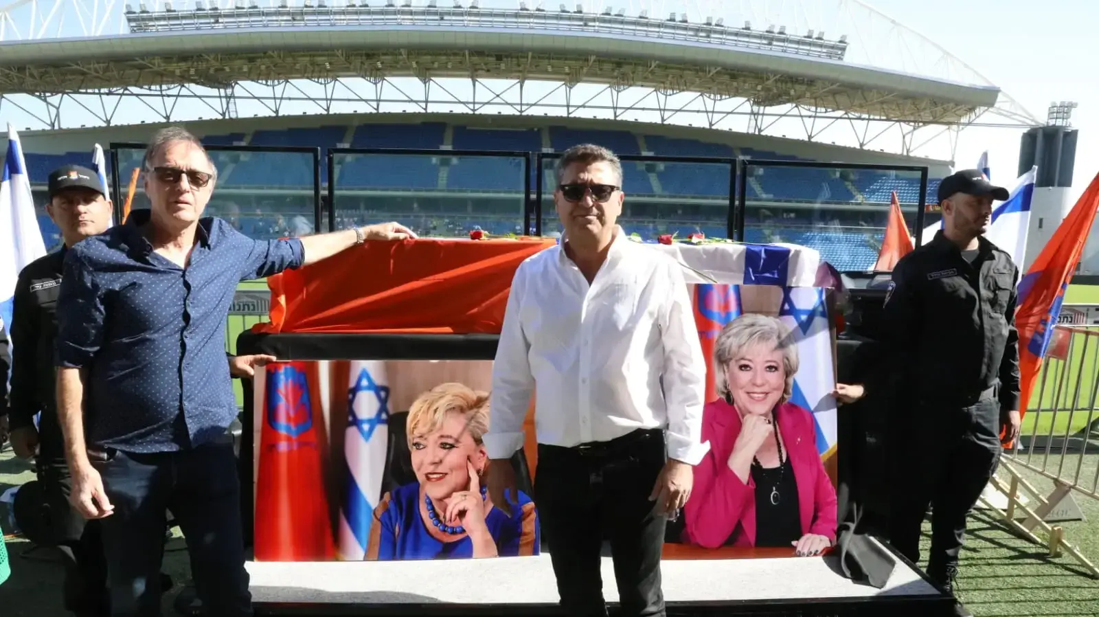 עודד מכנס, הלווית מרים פיירברג, אצטדיון נתניה, 23 בנובמבר 2025 עודד מכנס, הלווית מרים פיירברג, אצטדיון נתניה, 23 בנובמבר 2025