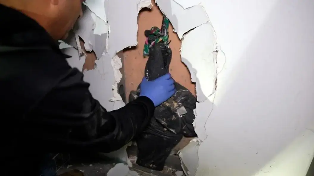 רובה M16 שהוסלק בקיר רובה M16 שהוסלק בקיר